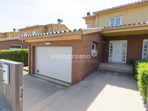 Fantàstica casa a Canet d'Adri! Situació immillorable!